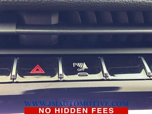 Used 2023 Jeep Grand Cherokee Limited w/ Black Appearance Package image 35