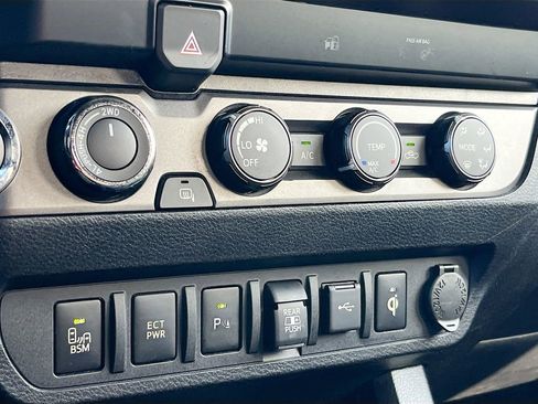 Used 2020 Toyota Tacoma TRD Off-Road w/ Technology Package image 15