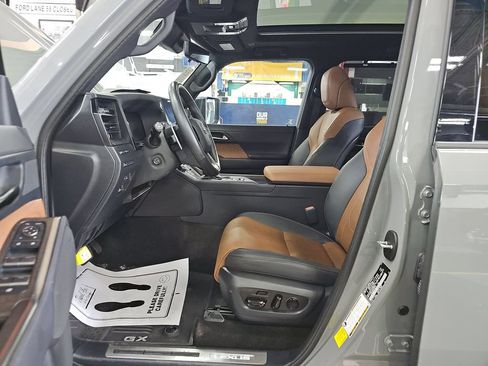 Used 2025 Lexus GX 550 w/ Cold Area Package AWD/4WD image 2