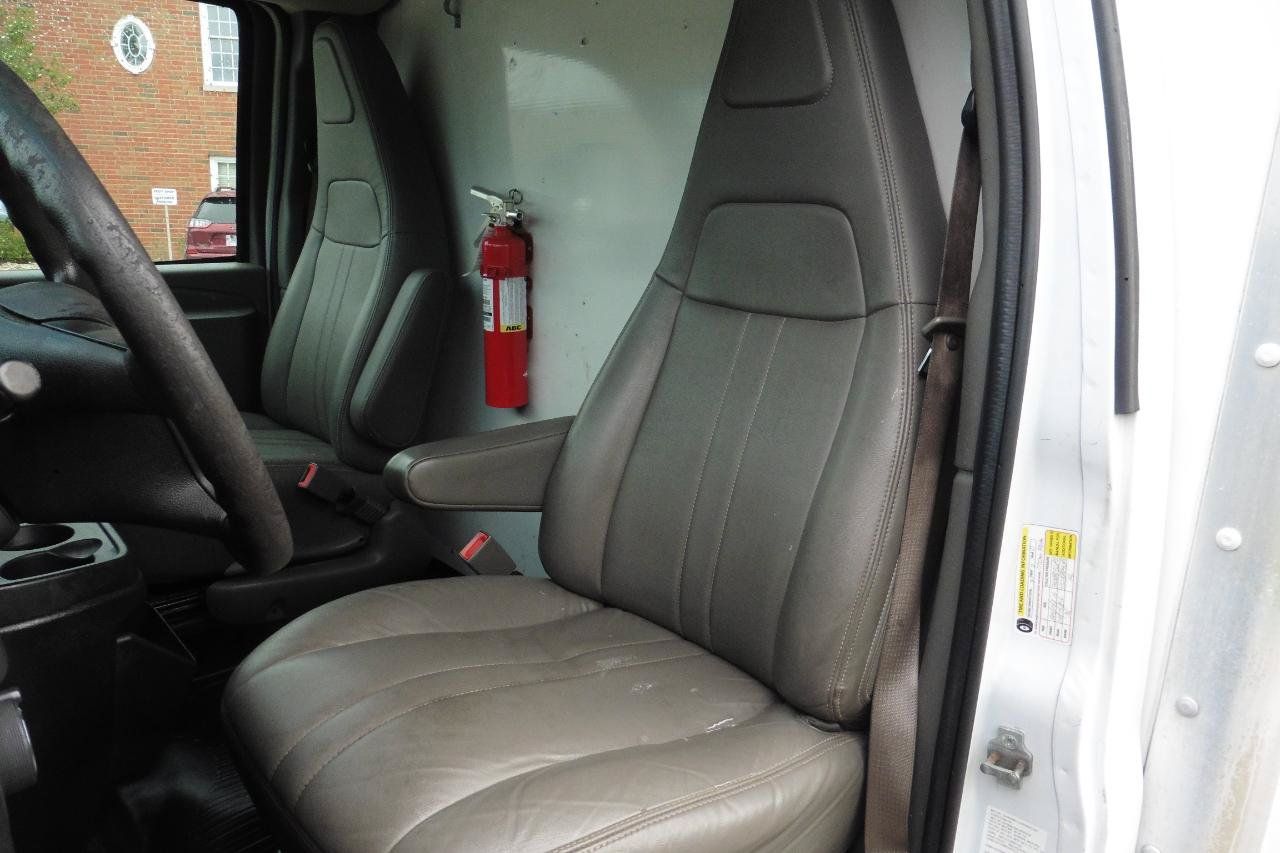 Used 2018 Chevrolet Express 3500 RWD image 8