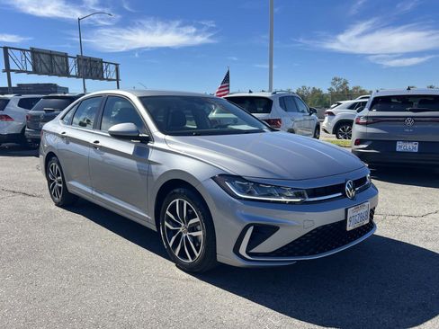 Certified 2025 Volkswagen Jetta SE image 25