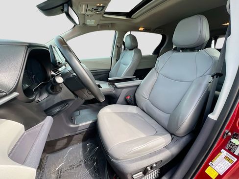 Used 2023 Toyota Sienna XLE FWD image 19