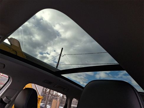 Certified 2022 Volkswagen Taos SE w/ Panoramic Sunroof Package image 14