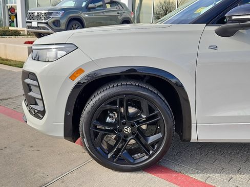 Certified 2026 Volkswagen Tiguan SE R-Line image 5