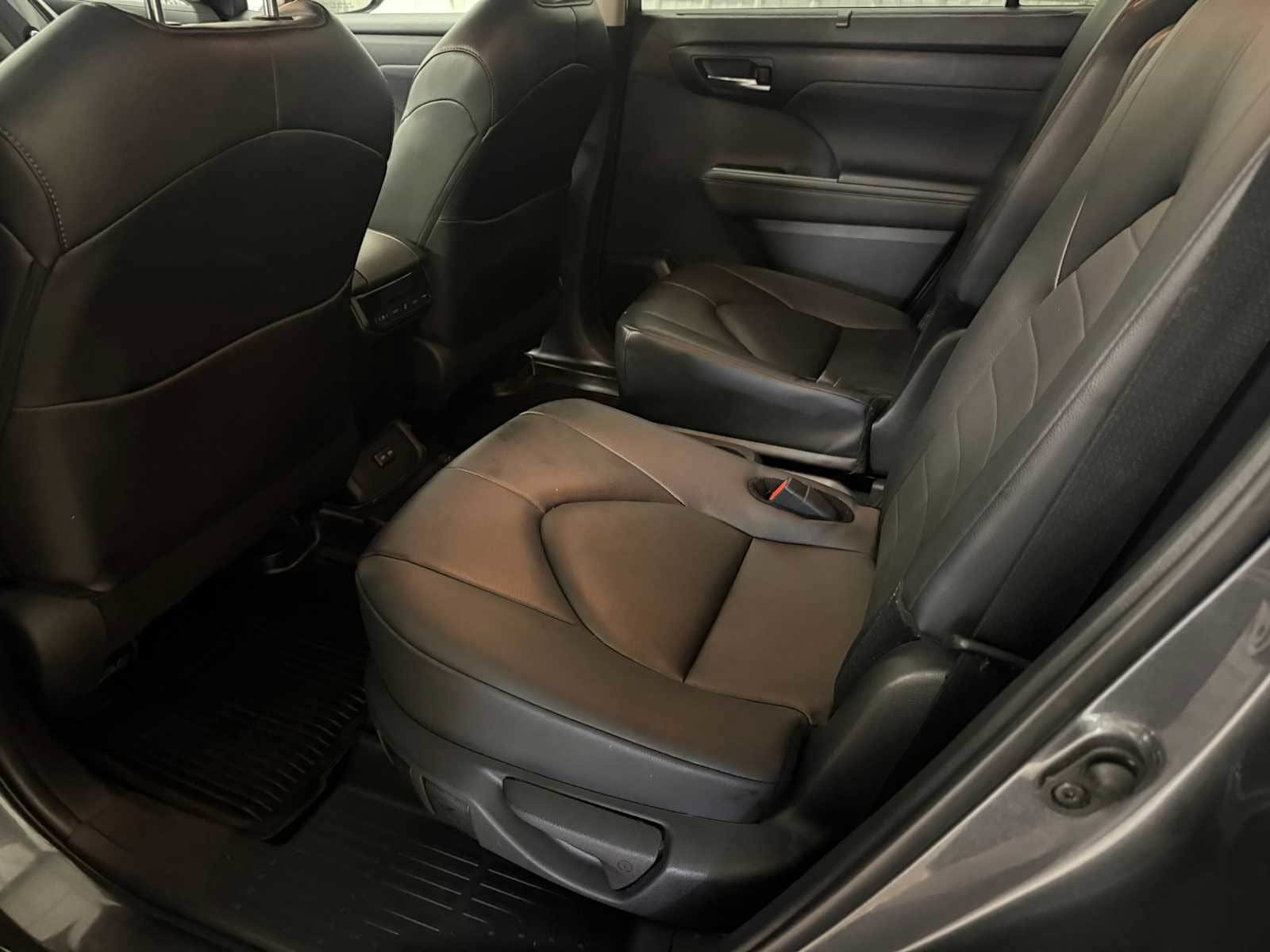 Used 2024 Toyota Highlander XLE AWD/4WD image 24