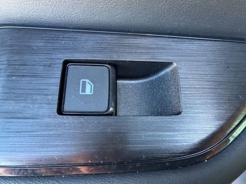 Used 2025 Nissan Rogue SV w/ SV Premium Package image 19