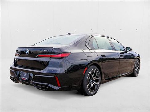 Used 2025 BMW 760i xDrive AWD/4WD image 5