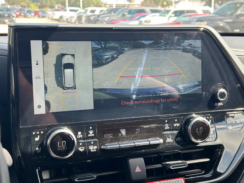 Used 2024 Toyota Highlander Platinum FWD image 39