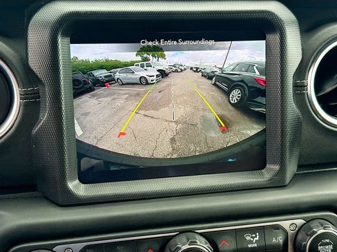 Used 2023 Jeep Wrangler Unlimited Sahara w/ Cold Weather Group image 15