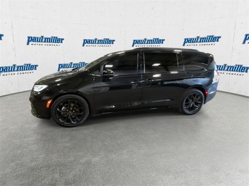 Used 2023 Chrysler Pacifica Touring-L w/ S Appearance Package image 8
