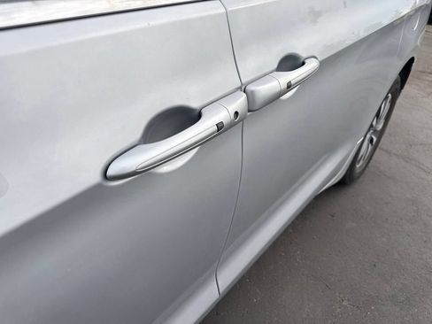Used 2022 Chrysler Pacifica Touring-L FWD image 14