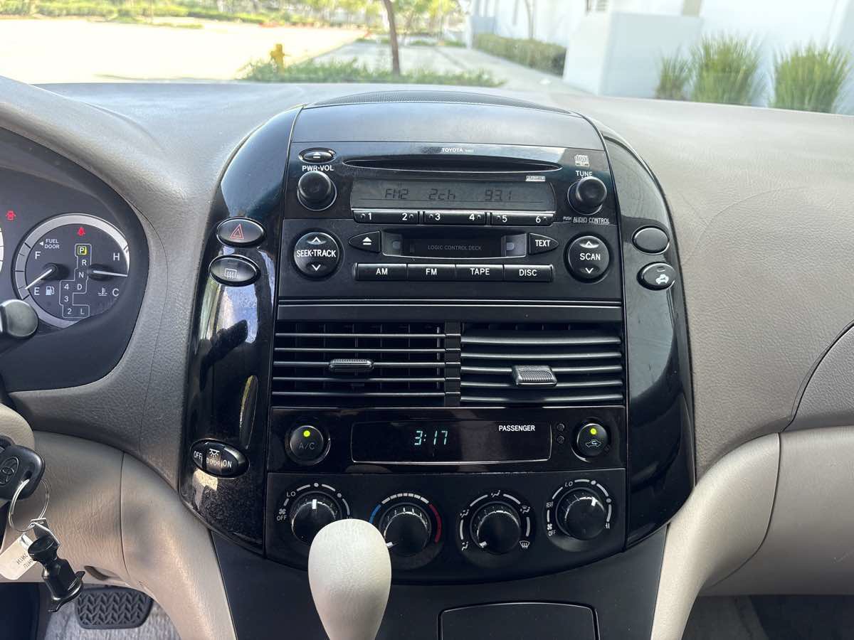Used 2005 Toyota Sienna LE w/ LE Pkg 1 FWD image 21
