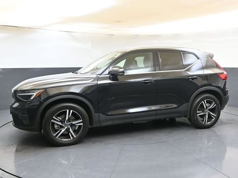 Certified 2025 Volvo XC40 B5 Core image 2