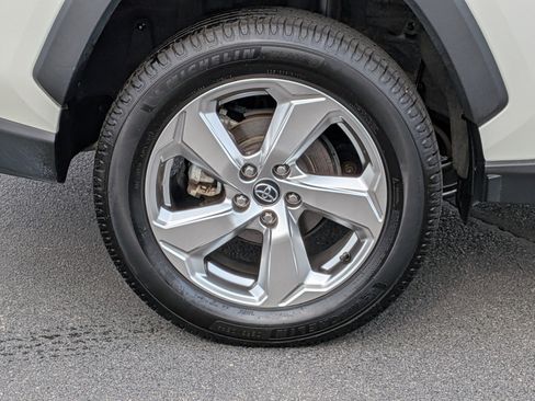 Certified 2021 Toyota RAV4 XLE Premium image 12