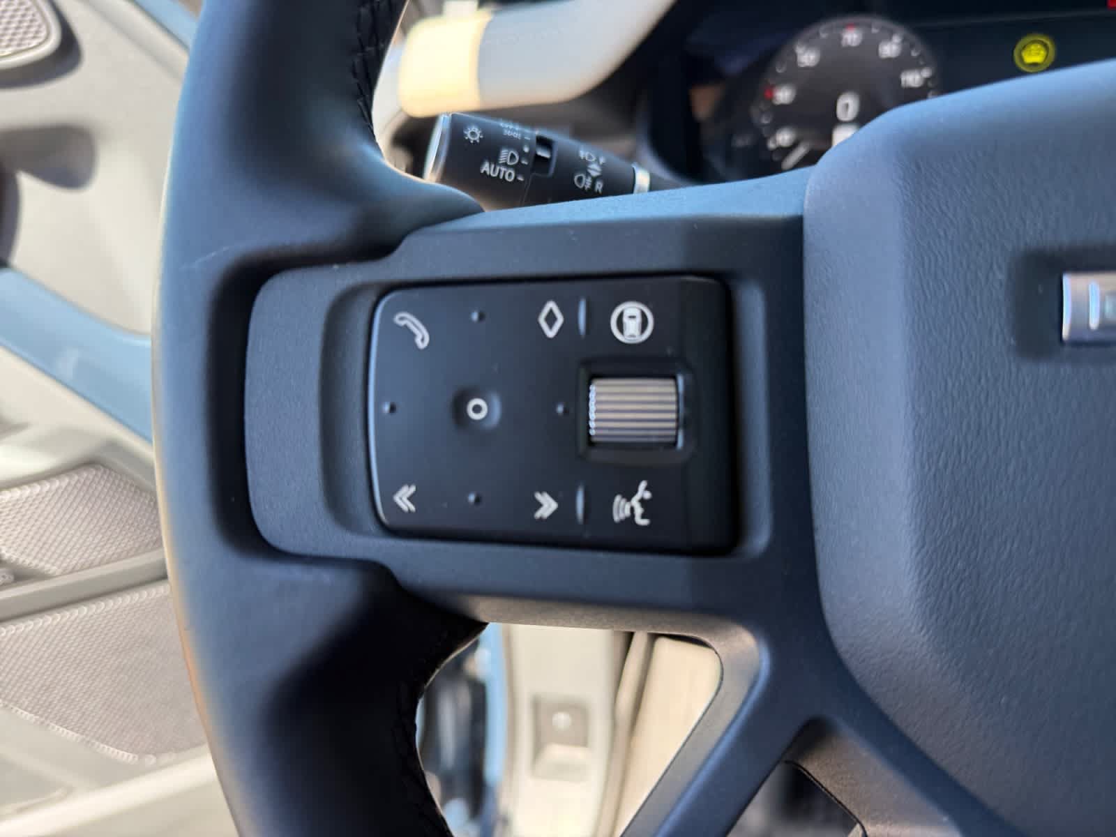 Used 2024 Land Rover Defender 110 X-Dynamic SE AWD/4WD image 25