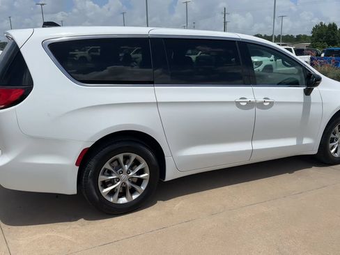 Used 2026 Chrysler Pacifica Limited AWD/4WD image 9