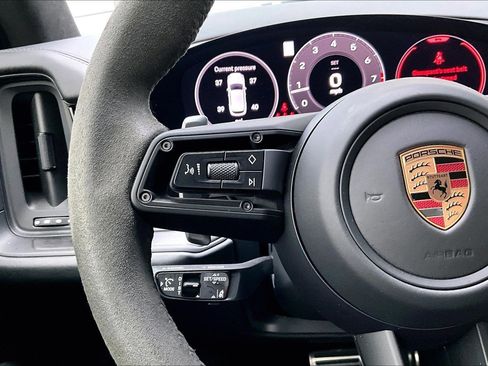 Used 2025 Porsche Cayenne GTS w/ Premium Package Plus image 17