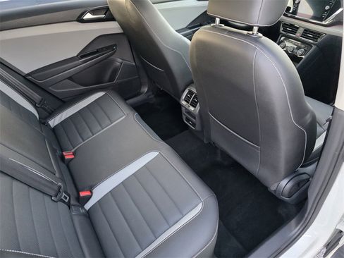 Used 2022 Volkswagen Taos SEL w/ Panoramic Sunroof Package image 29