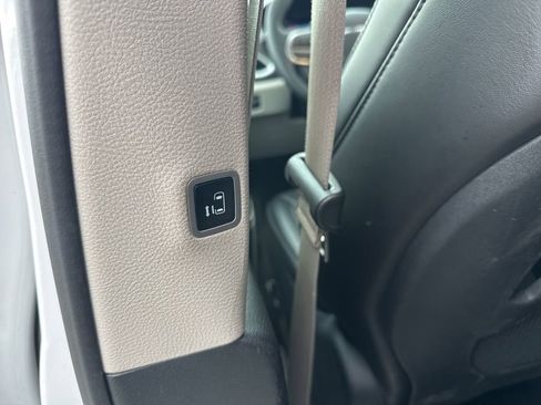 Used 2024 Chrysler Pacifica Limited FWD image 8