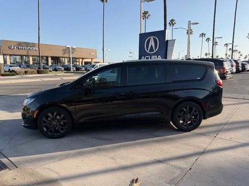 Used 2019 Chrysler Pacifica Touring Plus w/ S Appearance Package image 2