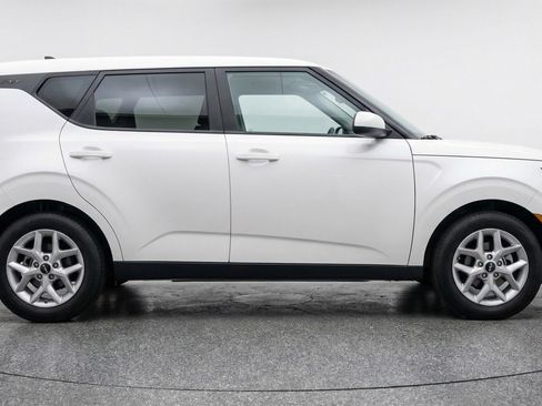 Used 2025 Kia Soul LX w/ LX Technology Package FWD image 11