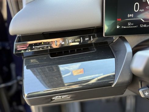 Used 2025 BMW 530i xDrive w/ M Sport Package image 15