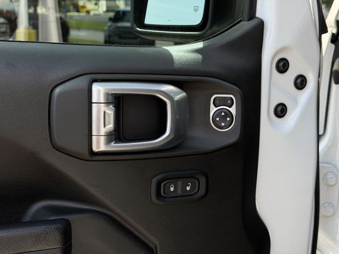 Used 2024 Jeep Gladiator Rubicon w/ Technology Group AWD/4WD image 15