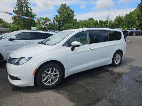 Used 2021 Chrysler Voyager Lxi FWD image 3