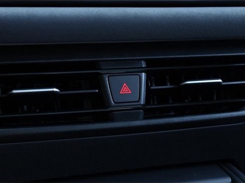 New 2025 Volkswagen Tiguan SE image 15