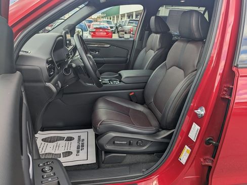 Certified 2025 Honda Pilot Black Edition image 10