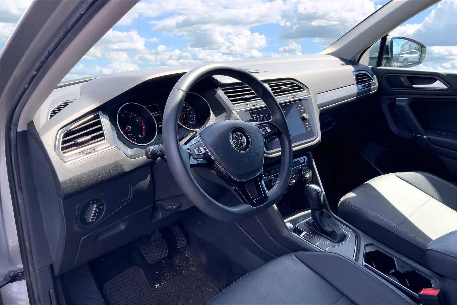 Used 2020 Volkswagen Tiguan SE FWD image 2