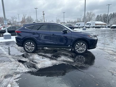 Used 2022 Toyota Venza image 3