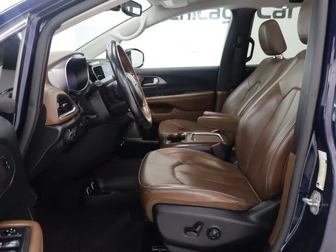 Used 2019 Chrysler Pacifica Limited w/ Tire & Wheel Group FWD image 14