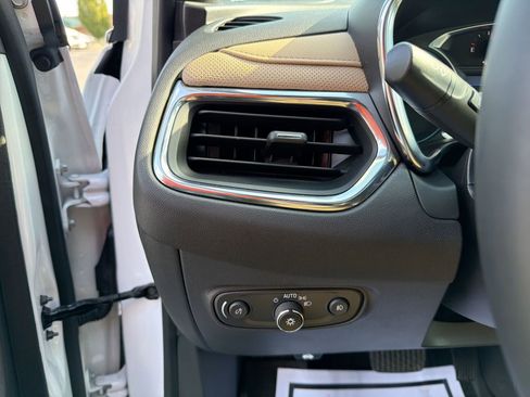 Used 2023 Chevrolet Equinox Premier image 17