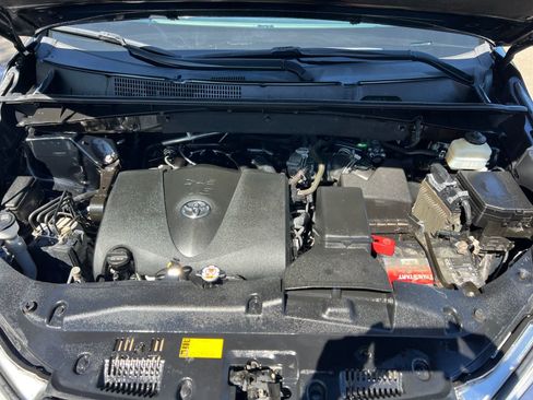 Used 2018 Toyota Highlander XLE AWD/4WD image 38