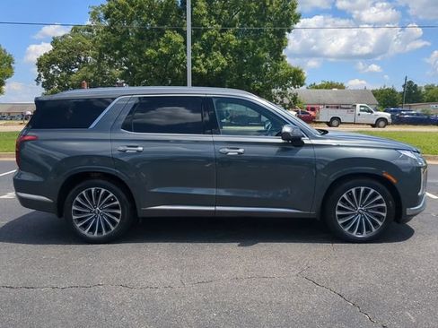 Used 2024 Hyundai Palisade Calligraphy FWD image 3