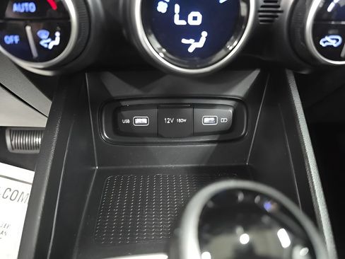 Used 2022 Hyundai Venue SEL FWD image 34