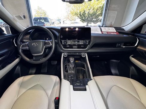 Used 2024 Toyota Grand Highlander XLE image 16