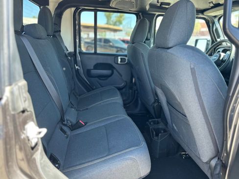 Used 2024 Jeep Gladiator Sport image 12