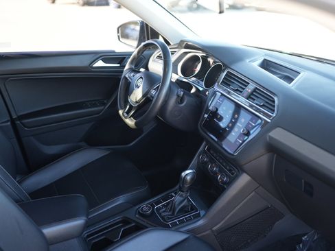 Used 2021 Volkswagen Tiguan SE w/ Panoramic Sunroof Package image 17