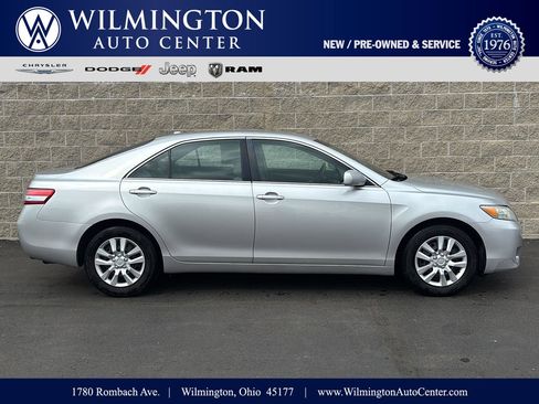 Used 2011 Toyota Camry LE FWD image 1