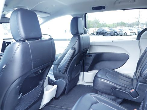 Certified 2023 Chrysler Pacifica Touring-L FWD image 17