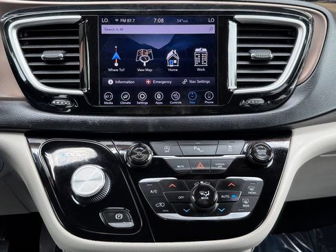 Used 2019 Chrysler Pacifica Touring-L FWD image 28