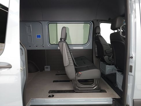 Used 2024 Mercedes-Benz Sprinter 2500 image 28