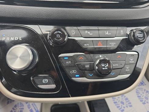 Used 2023 Chrysler Pacifica Touring-L FWD image 31