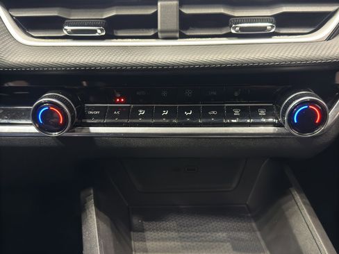 Used 2025 Chevrolet Equinox LT w/ Convenience Package II image 32