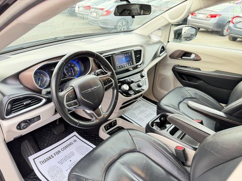 Used 2018 Chrysler Pacifica Touring-L image 10