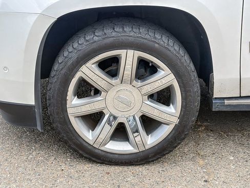 Used 2019 Cadillac Escalade Premium Luxury AWD/4WD image 4