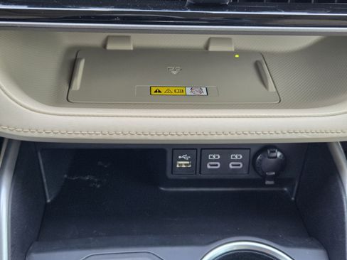 Used 2023 Toyota Highlander XLE FWD image 16