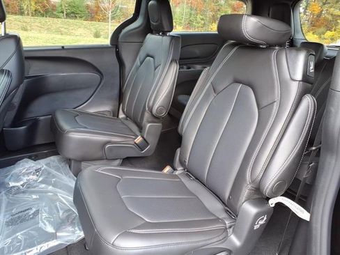 New 2026 Chrysler Pacifica Select image 10